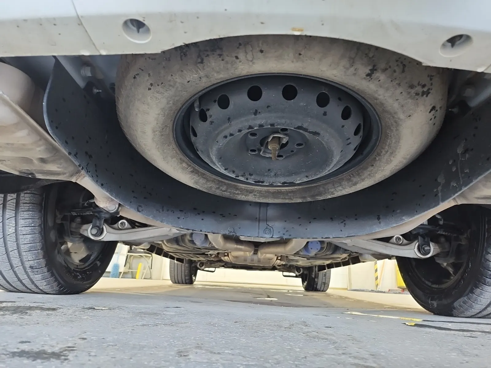 Undercarriage - Rear Photo