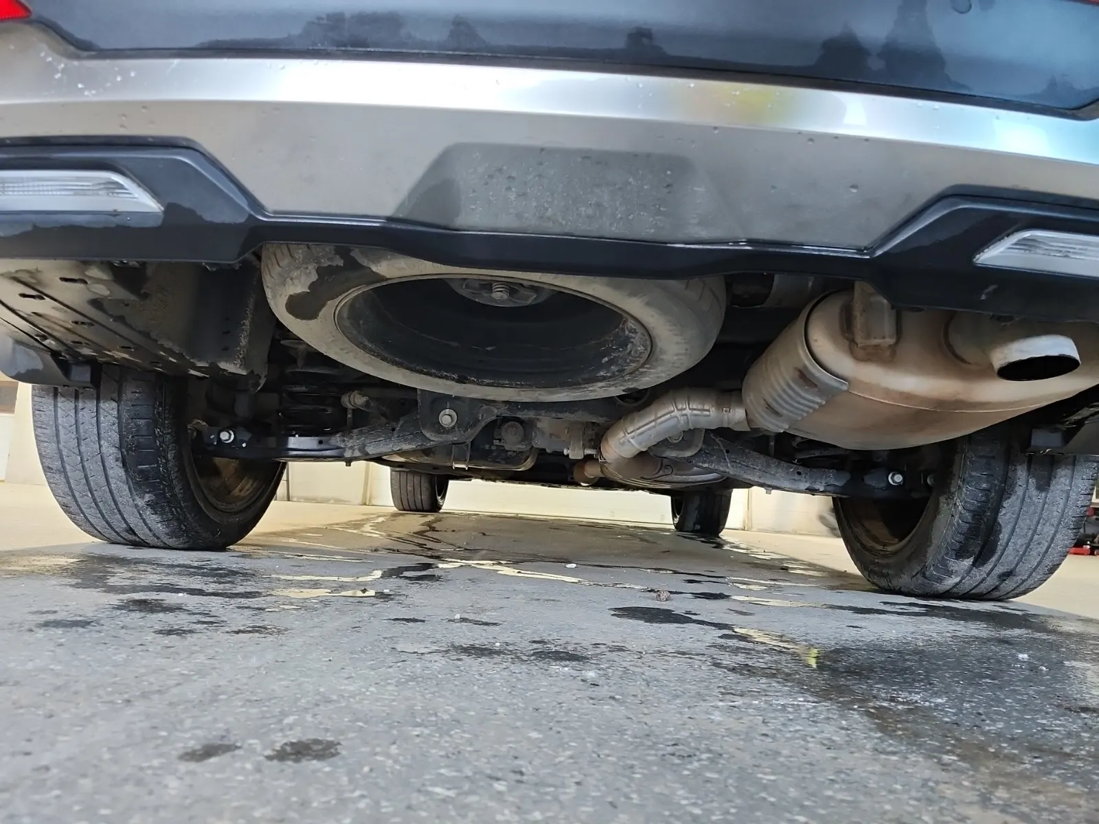 Undercarriage - Rear Photo