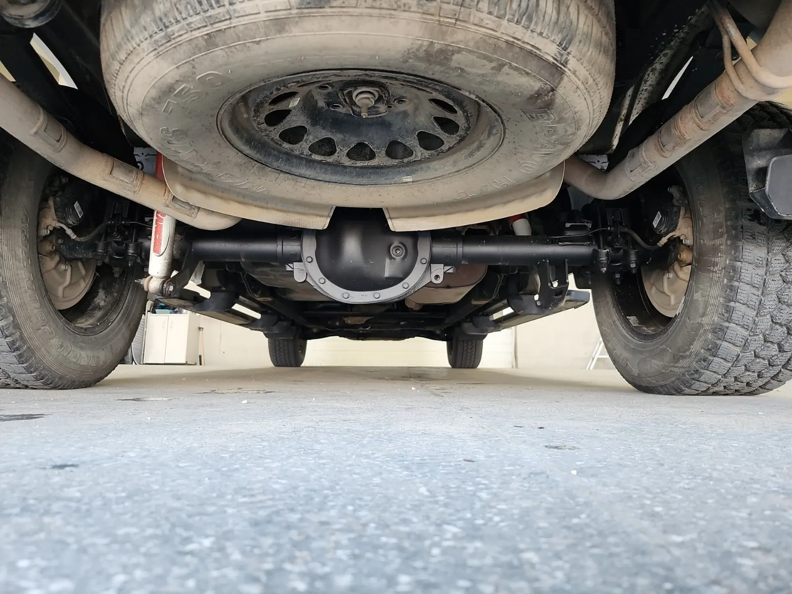 Undercarriage - Rear Photo
