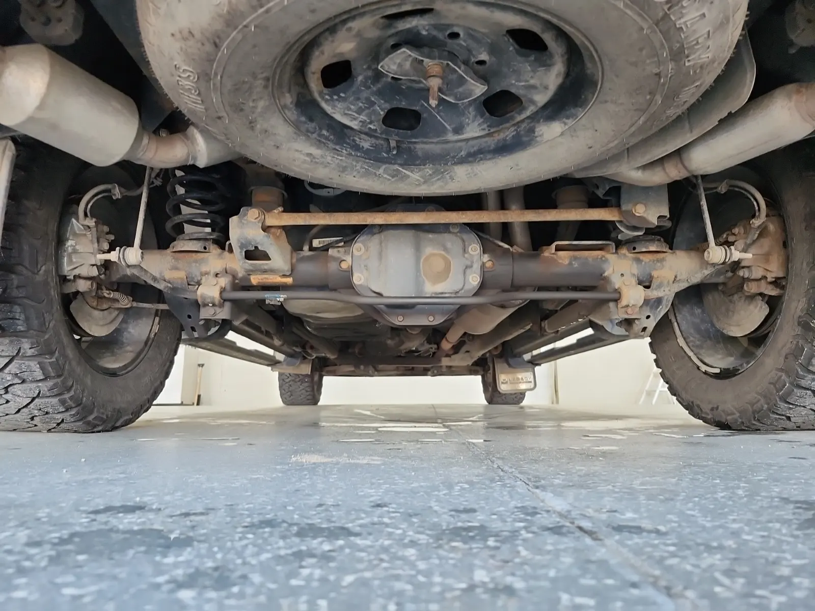 Undercarriage - Rear Photo