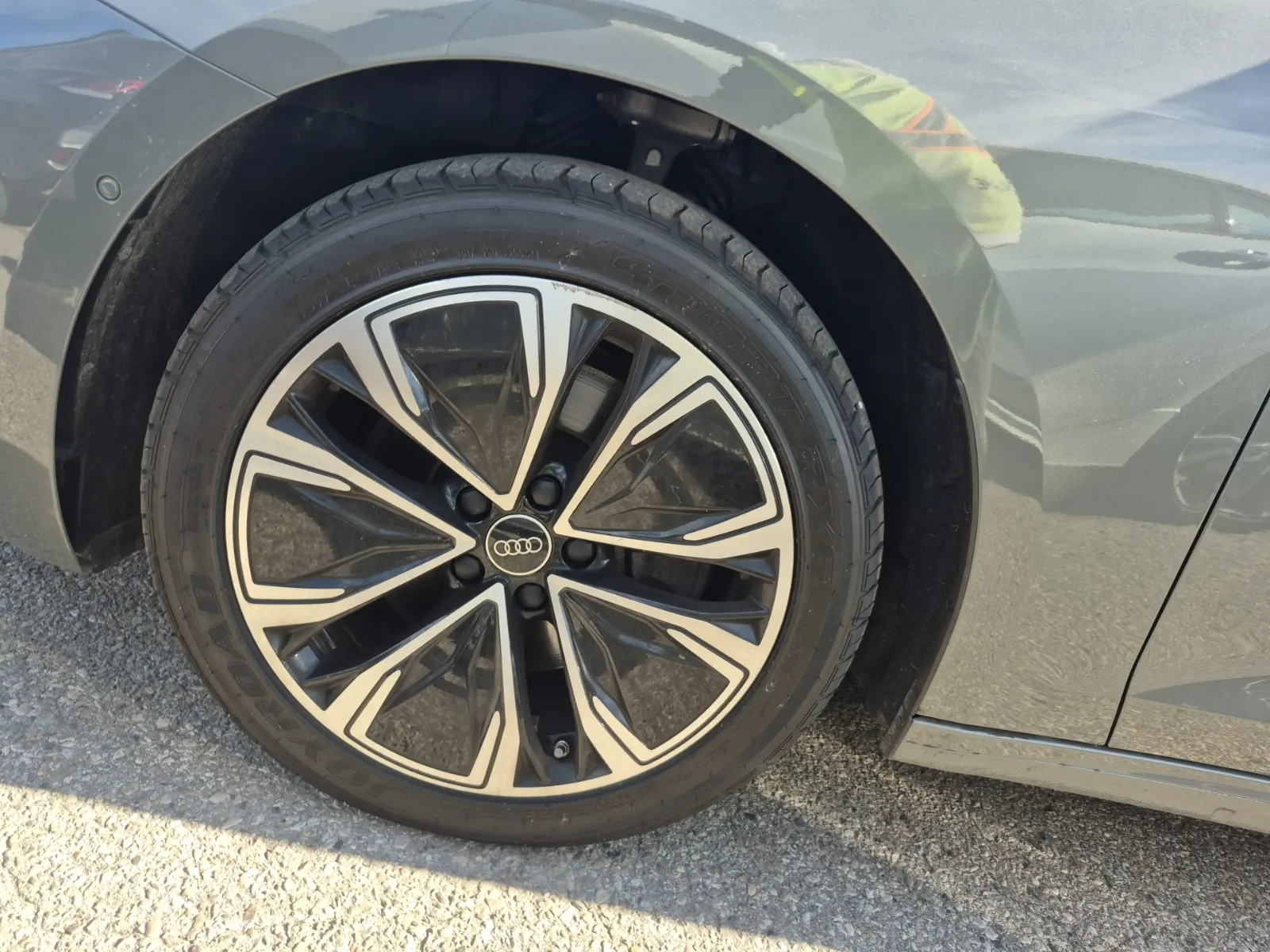 Front driver wheel/tire photo