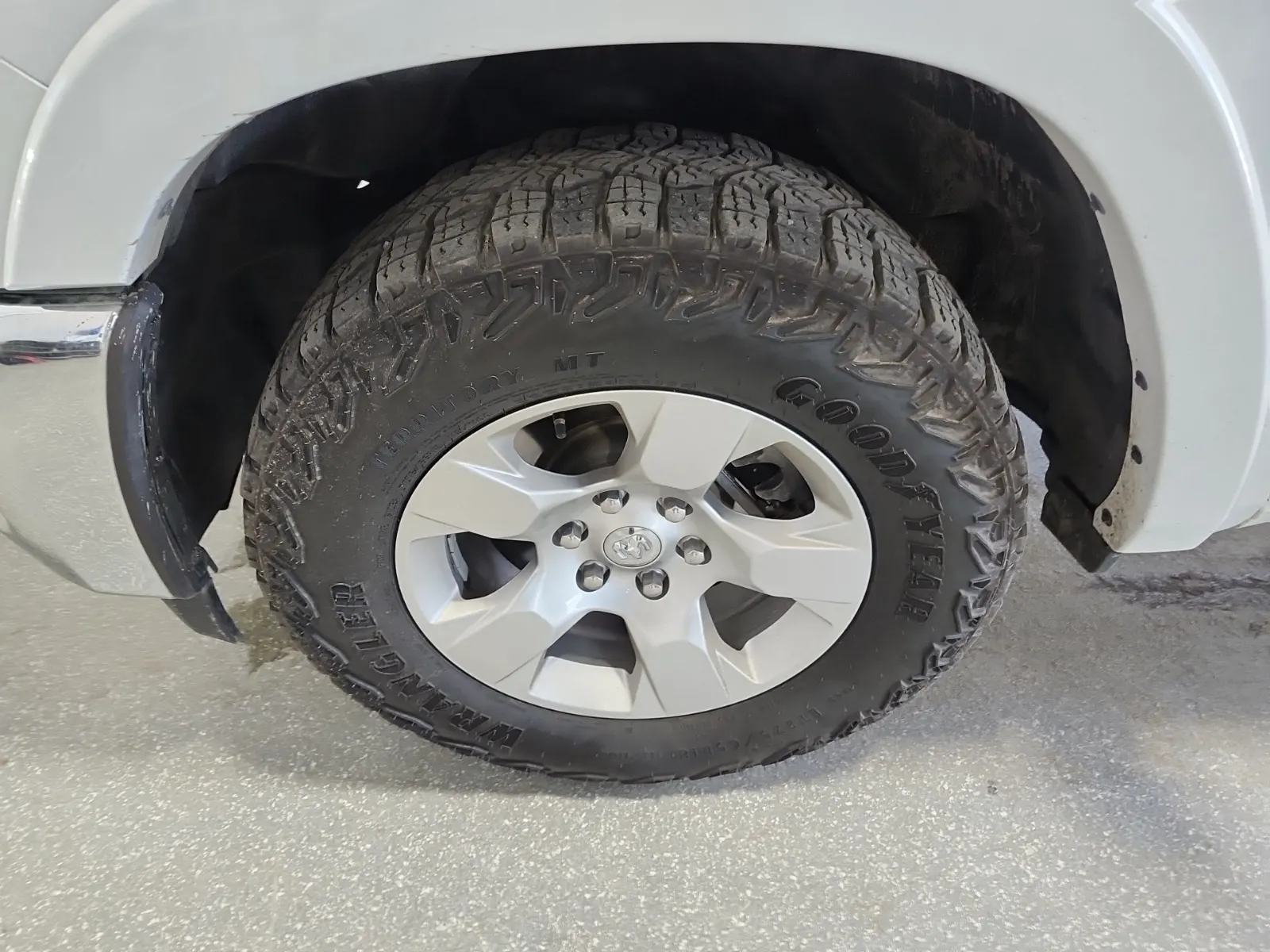 Front driver wheel/tire photo