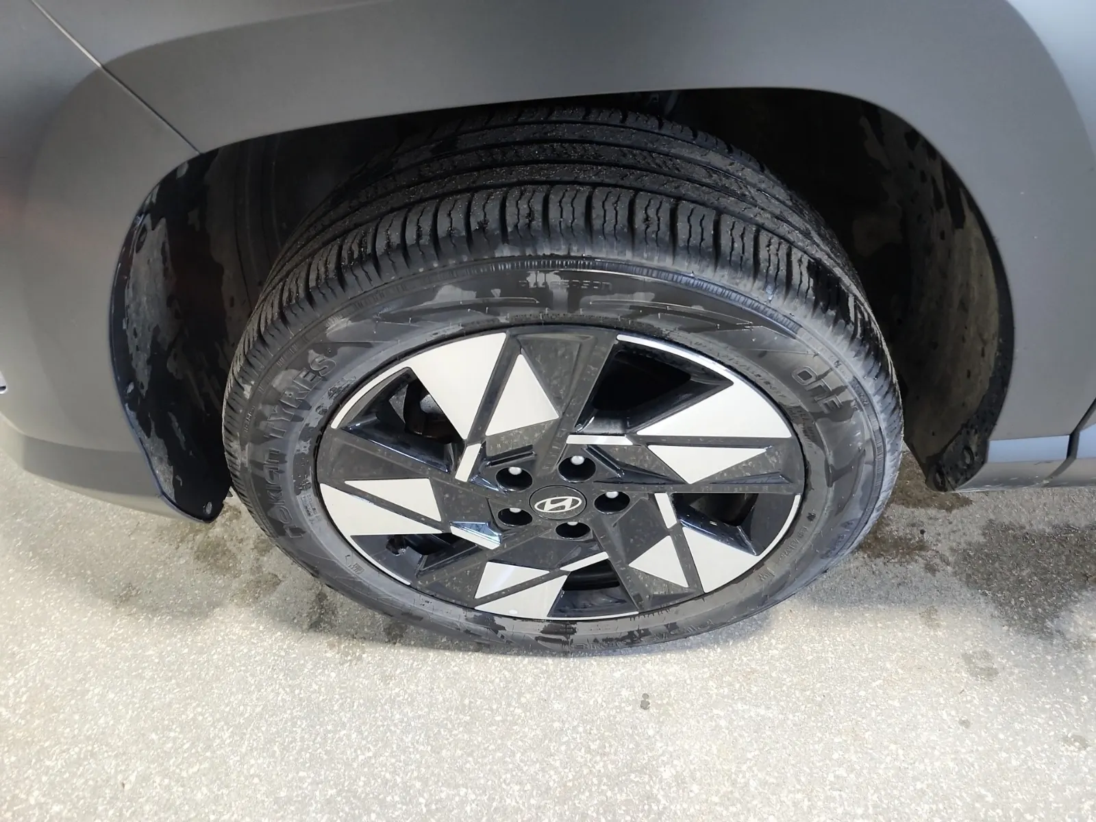 Front driver wheel/tire photo