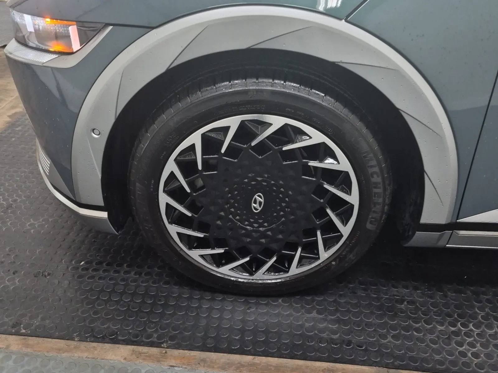Front driver wheel/tire photo