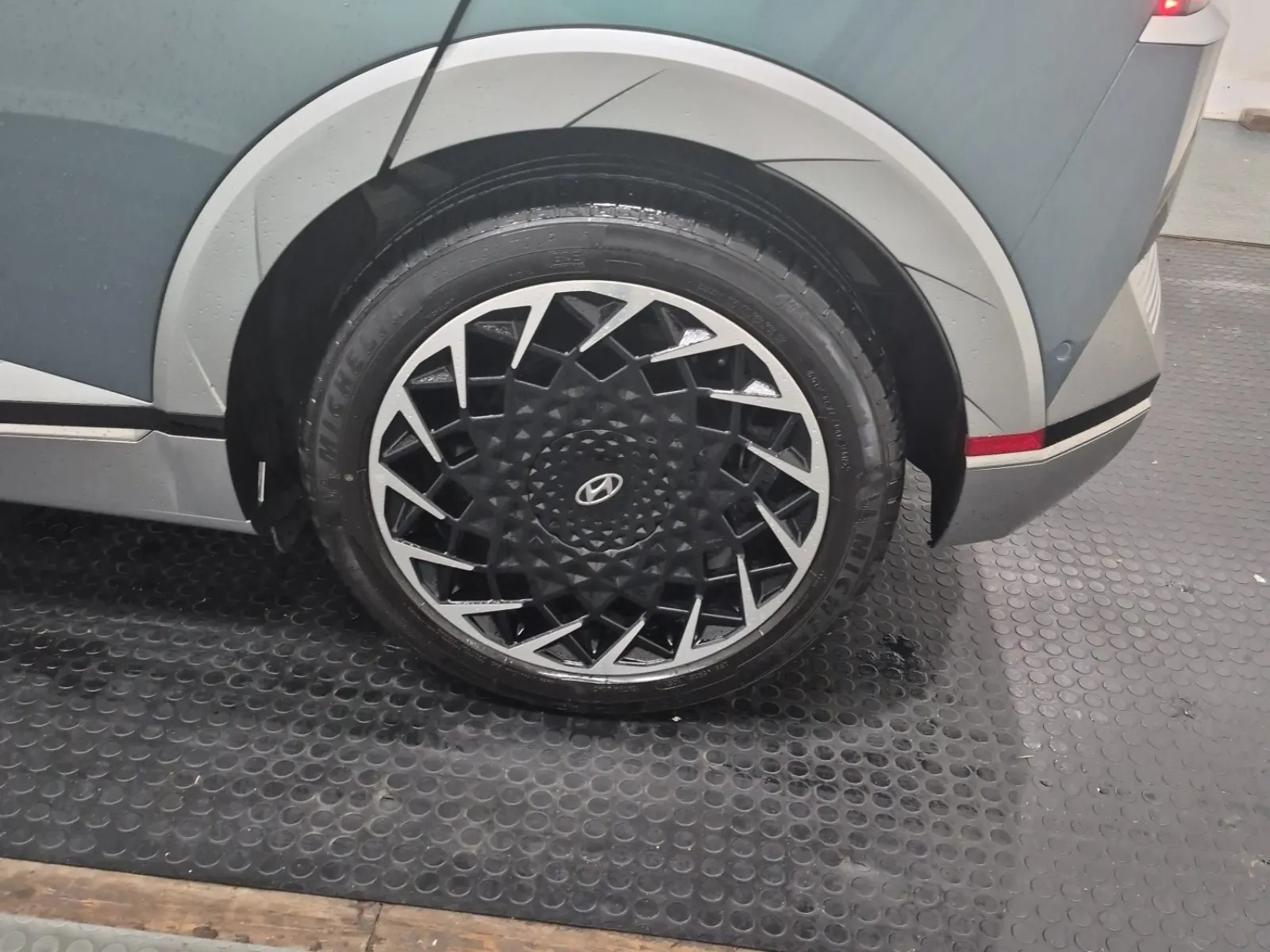 Left Rear Wheel/Tire Photo
