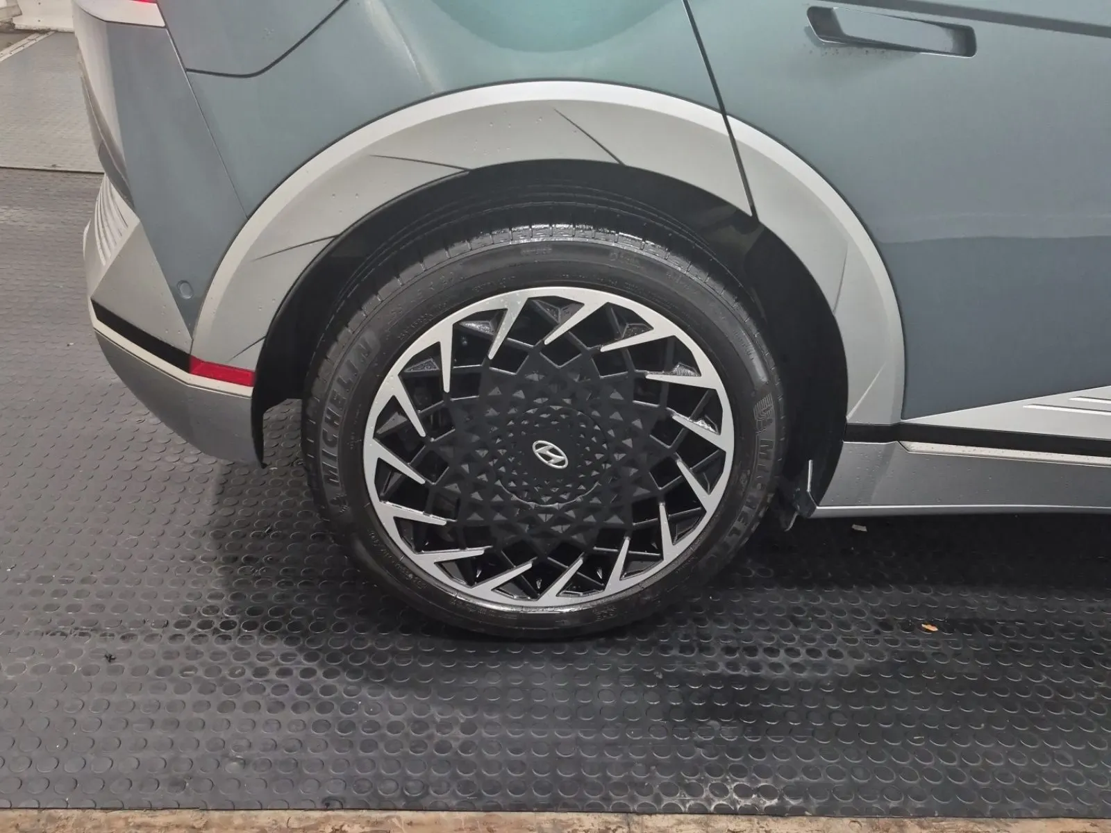 Right Rear Wheel/Tire Photo