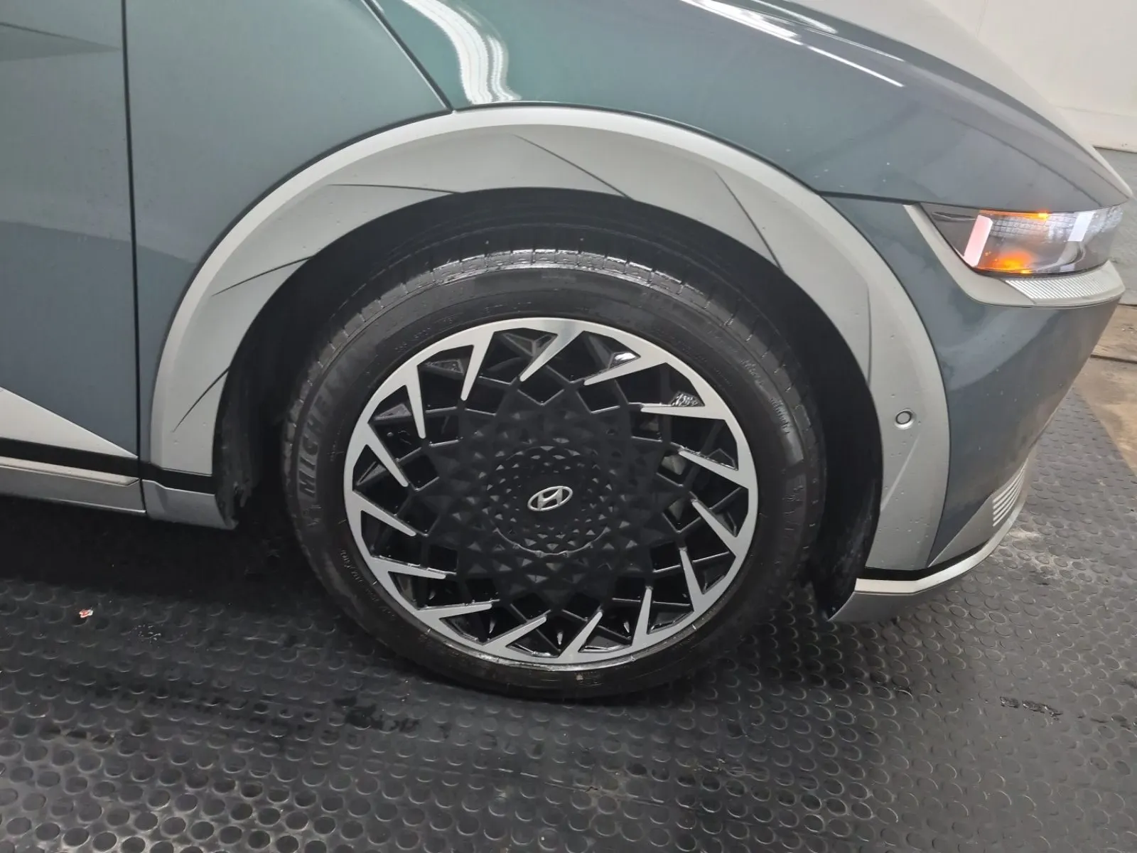 Right Front Wheel/Tire Photo