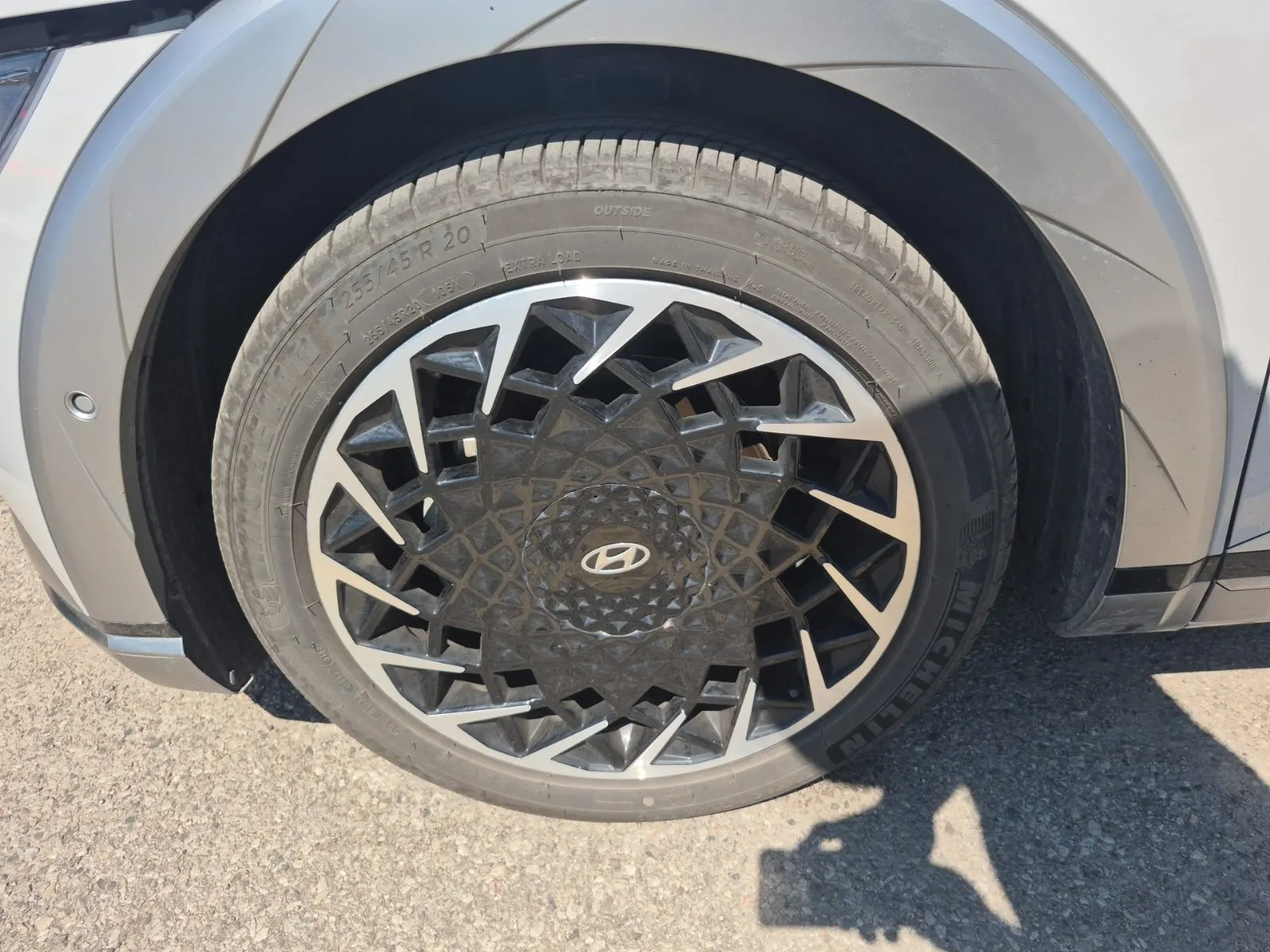 Front driver wheel/tire photo