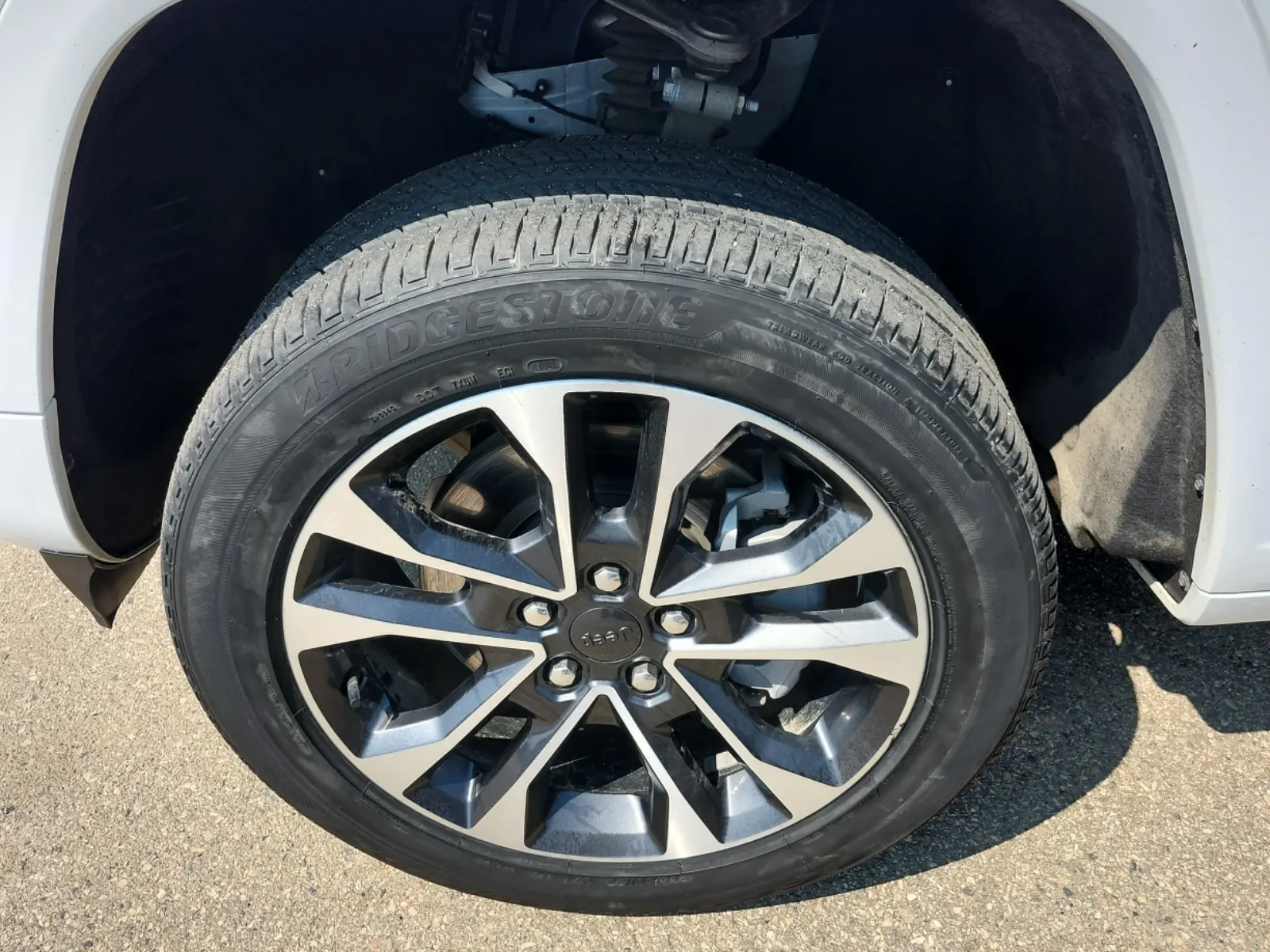 Front driver wheel/tire photo