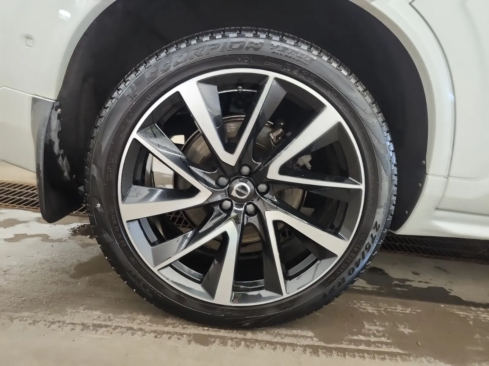 Right Rear Wheel/Tire Photo