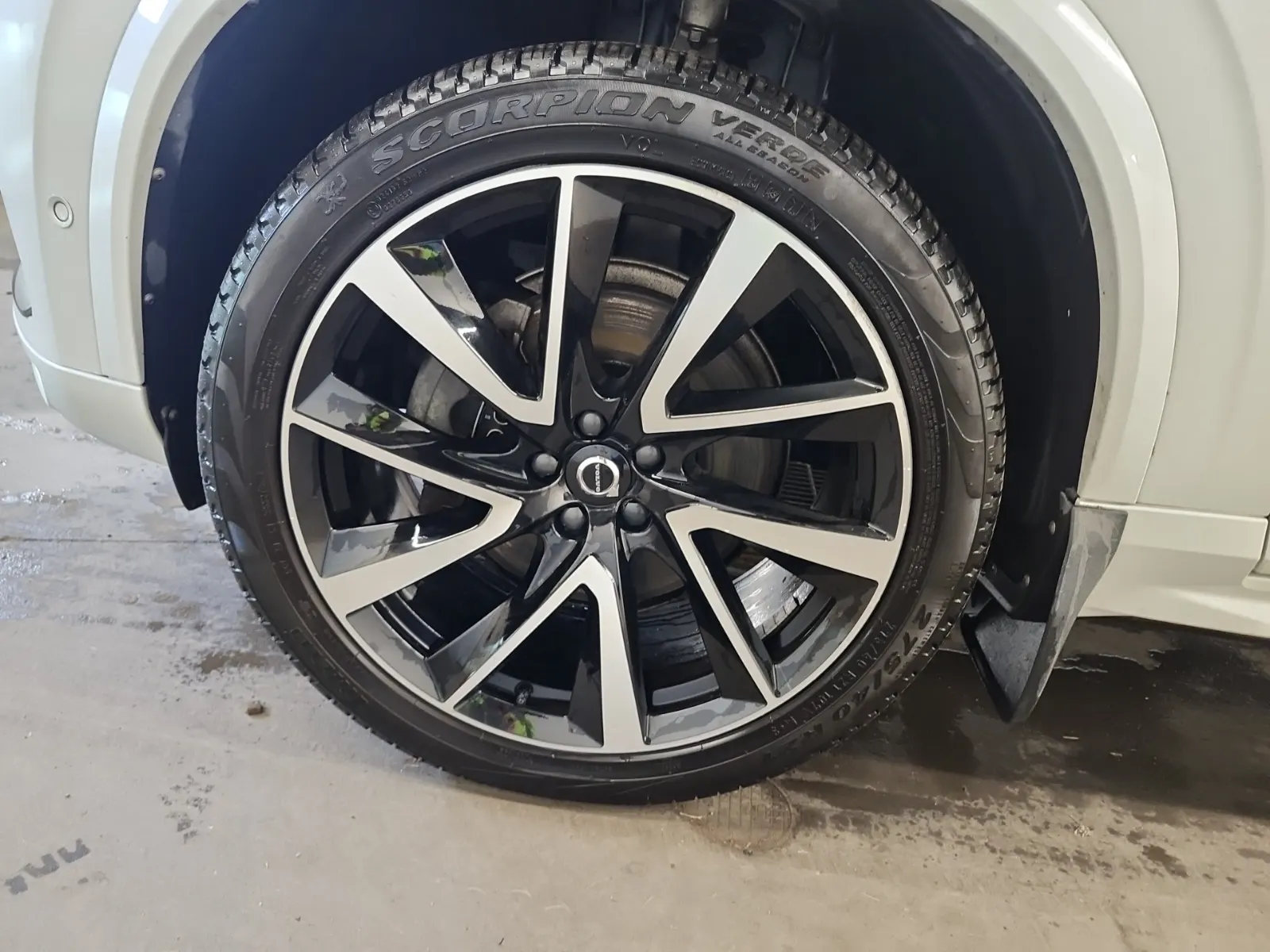 Front driver wheel/tire photo