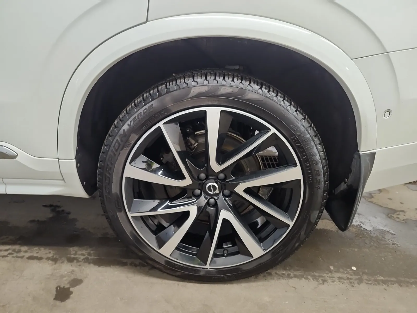 Left Rear Wheel/Tire Photo