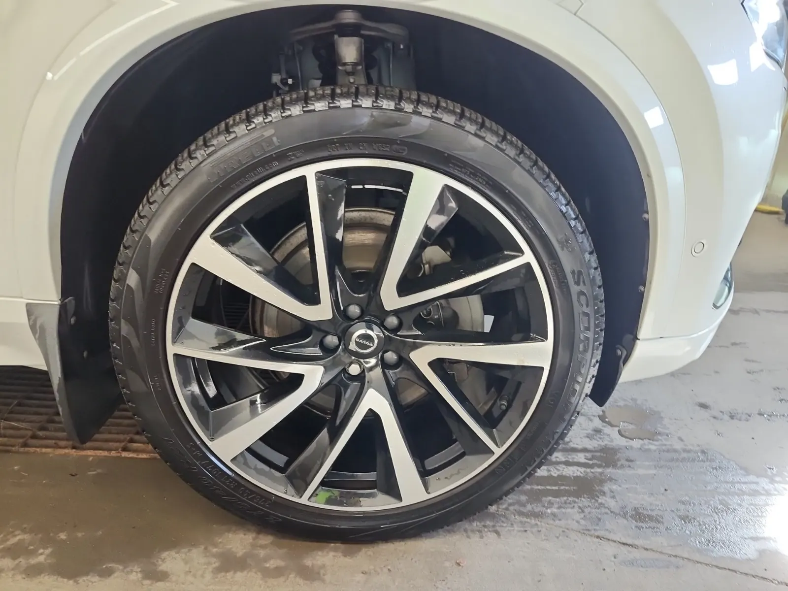 Right Front Wheel/Tire Photo