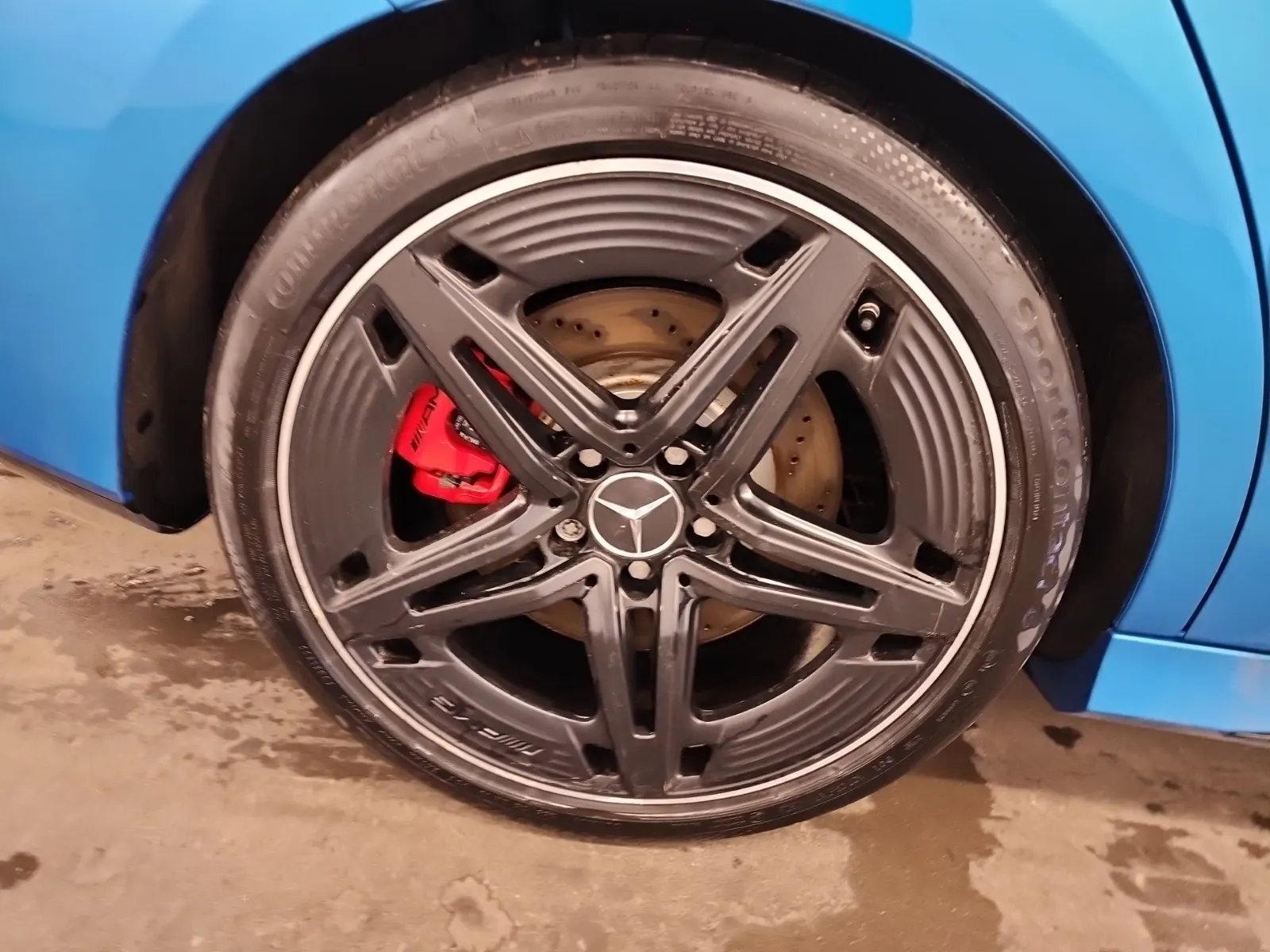 Right Rear Wheel/Tire Photo