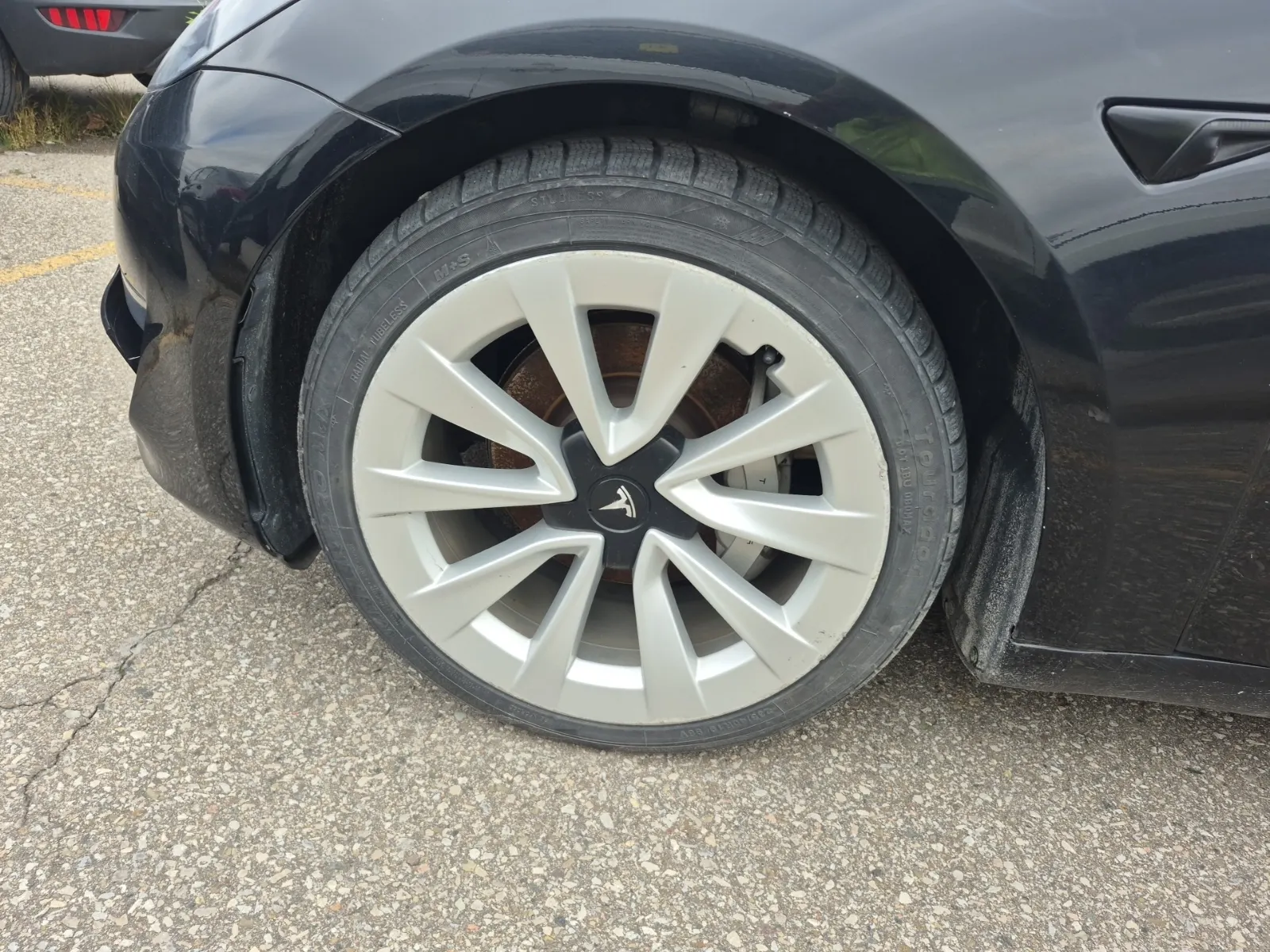 Front driver wheel/tire photo