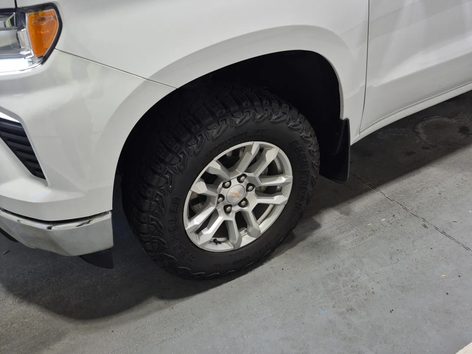 Front driver wheel/tire photo