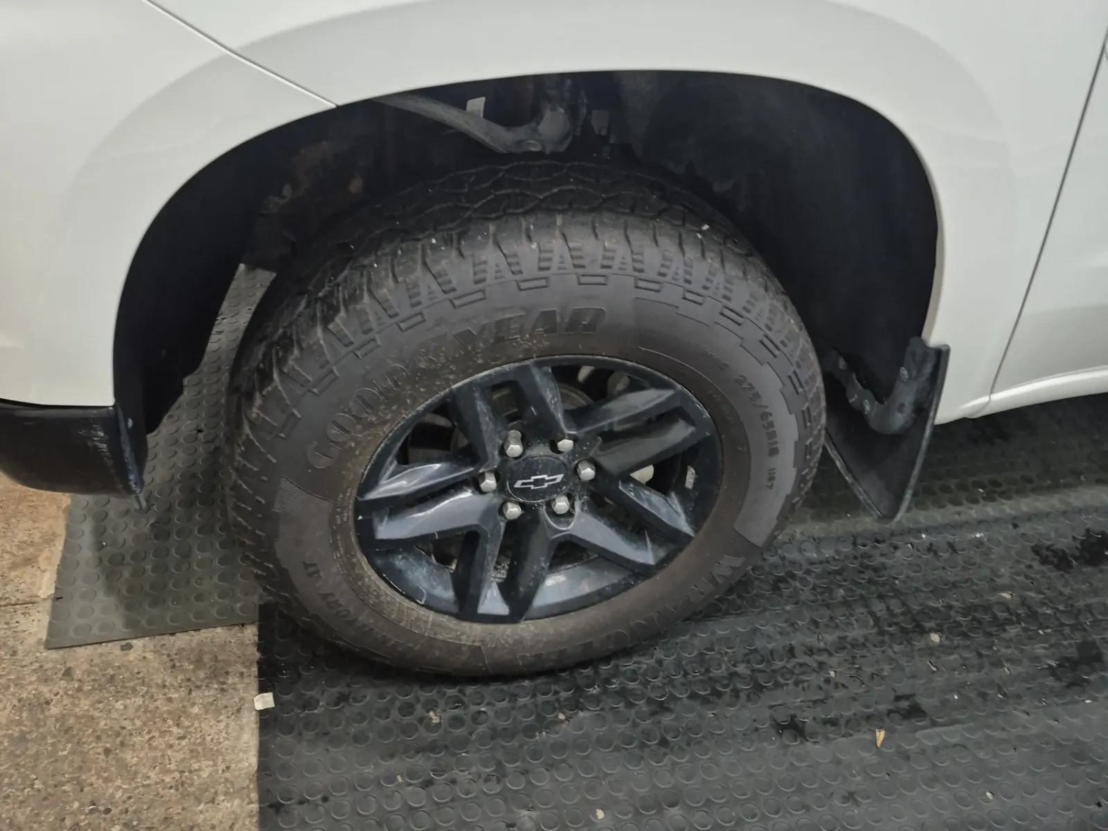 Front driver wheel/tire photo