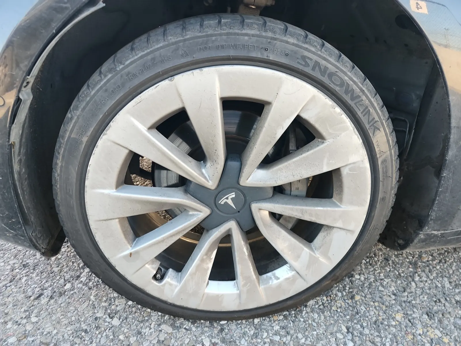 Front driver wheel/tire photo