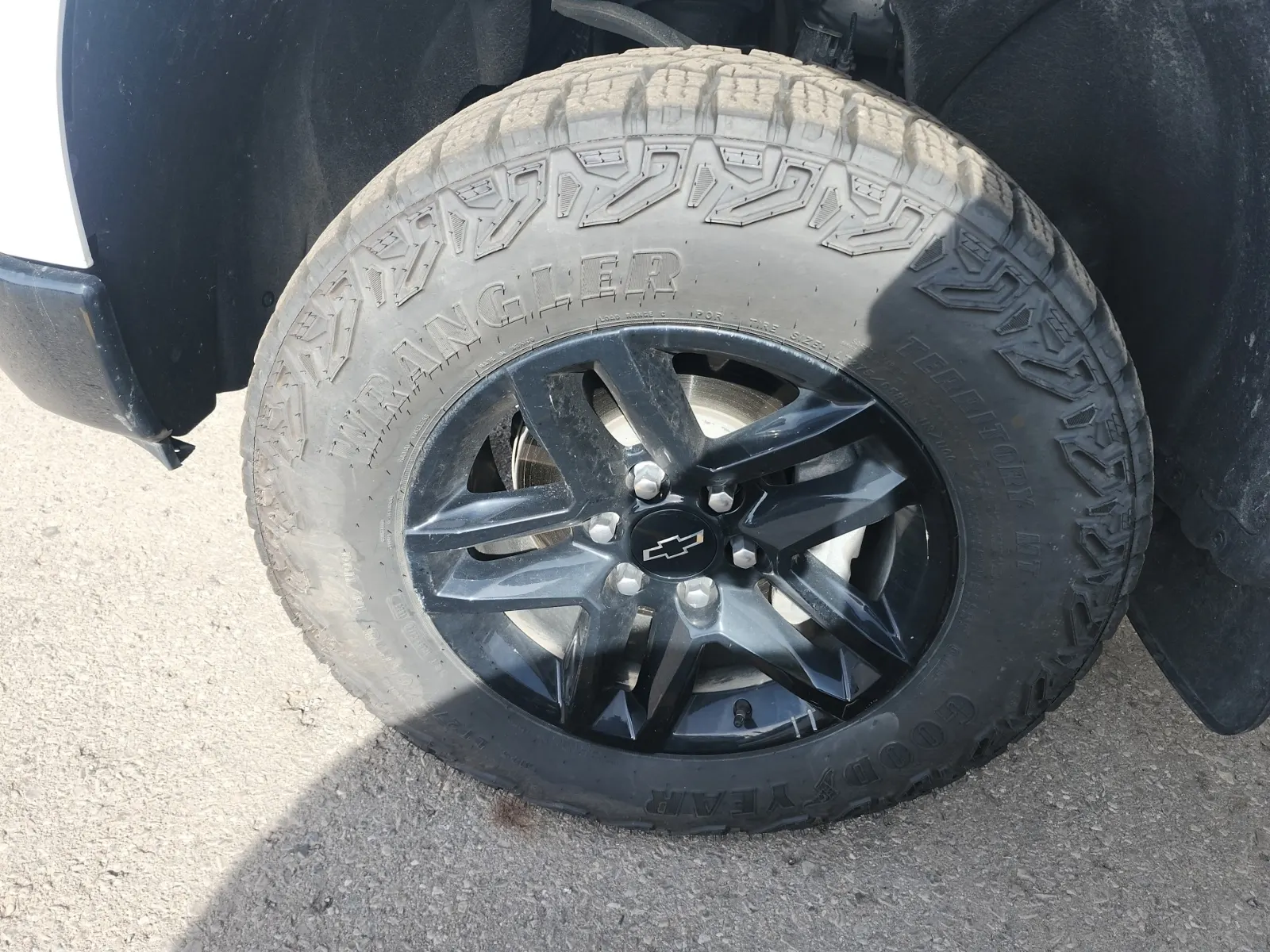 Front driver wheel/tire photo