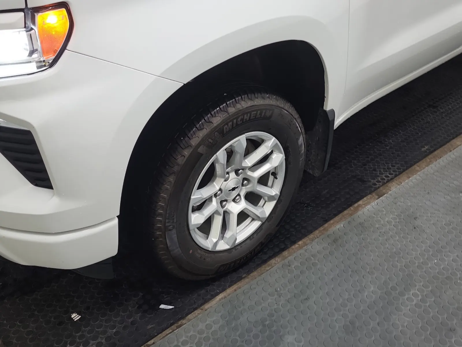 Front driver wheel/tire photo