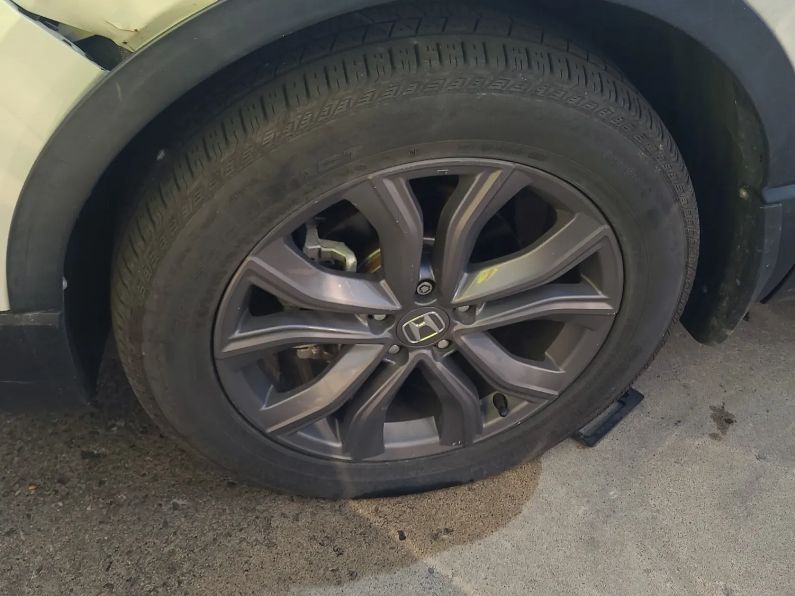 Front driver wheel/tire photo