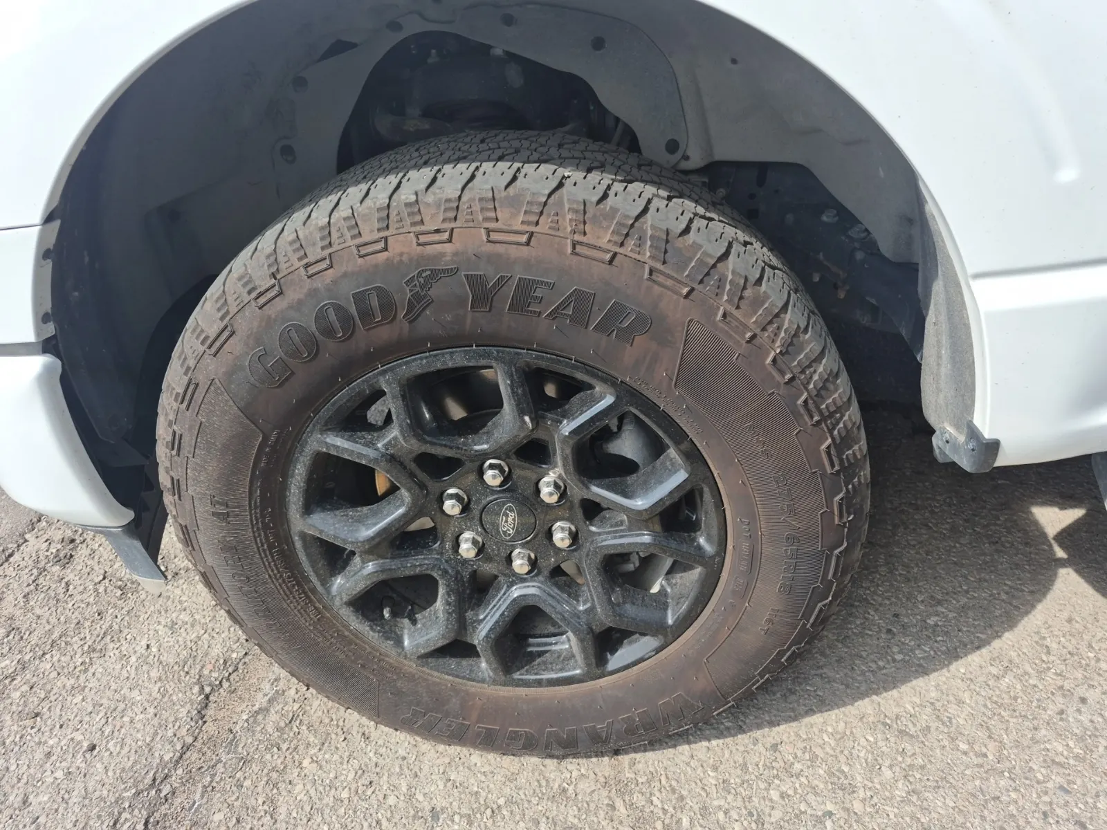 Front driver wheel/tire photo