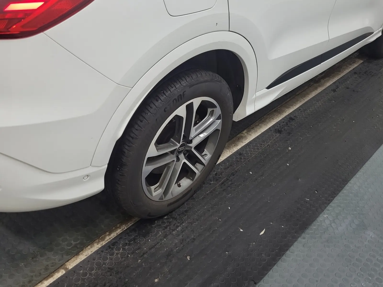 Right Rear Wheel/Tire Photo