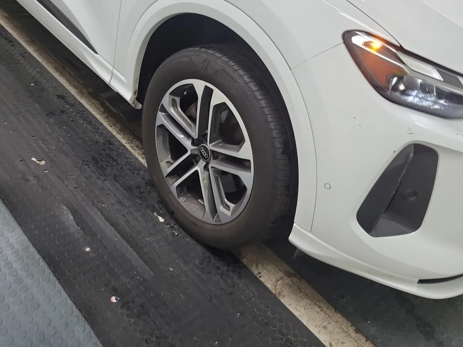 Right Front Wheel/Tire Photo