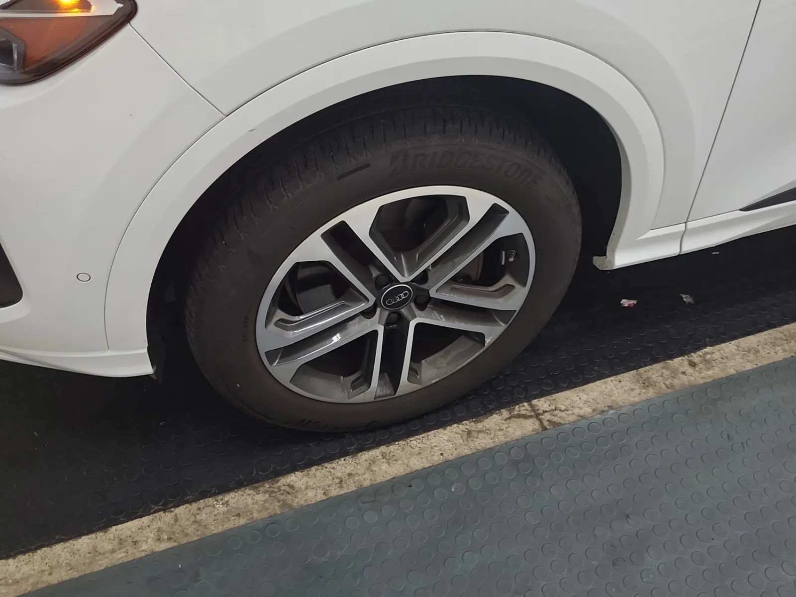 Front driver wheel/tire photo