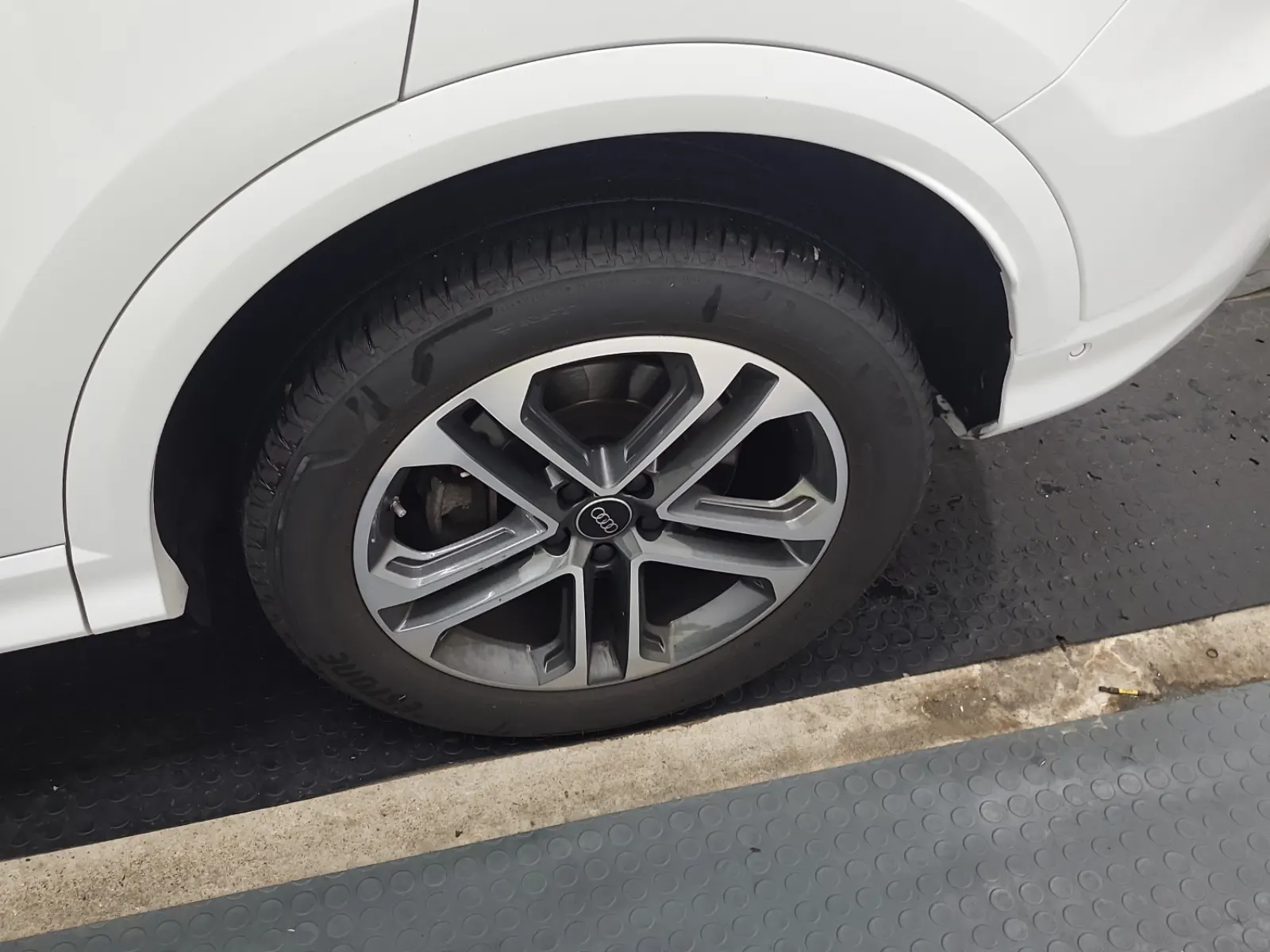 Left Rear Wheel/Tire Photo