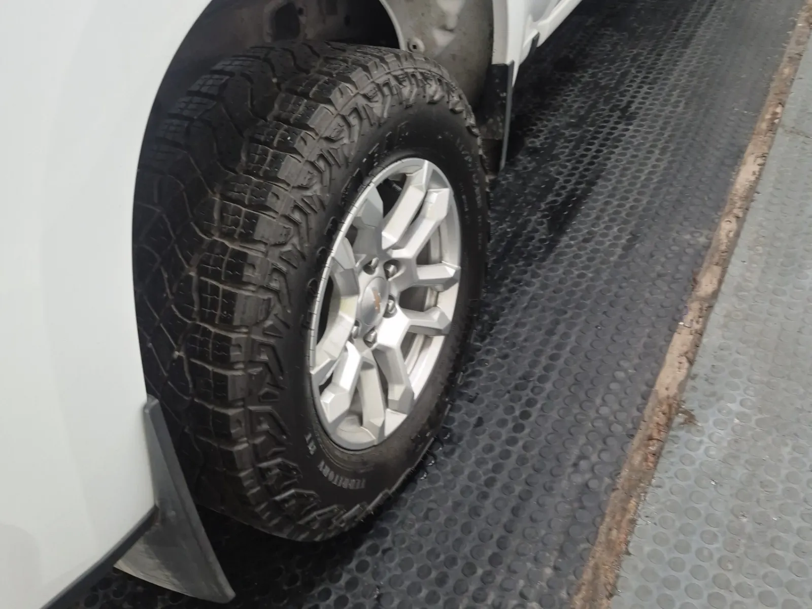 Right Rear Wheel/Tire Photo