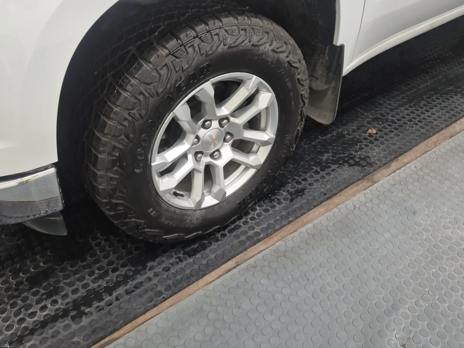 Front driver wheel/tire photo