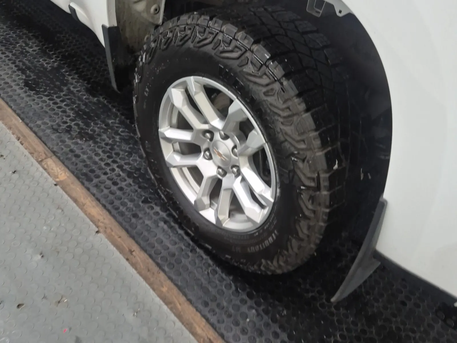 Left Rear Wheel/Tire Photo