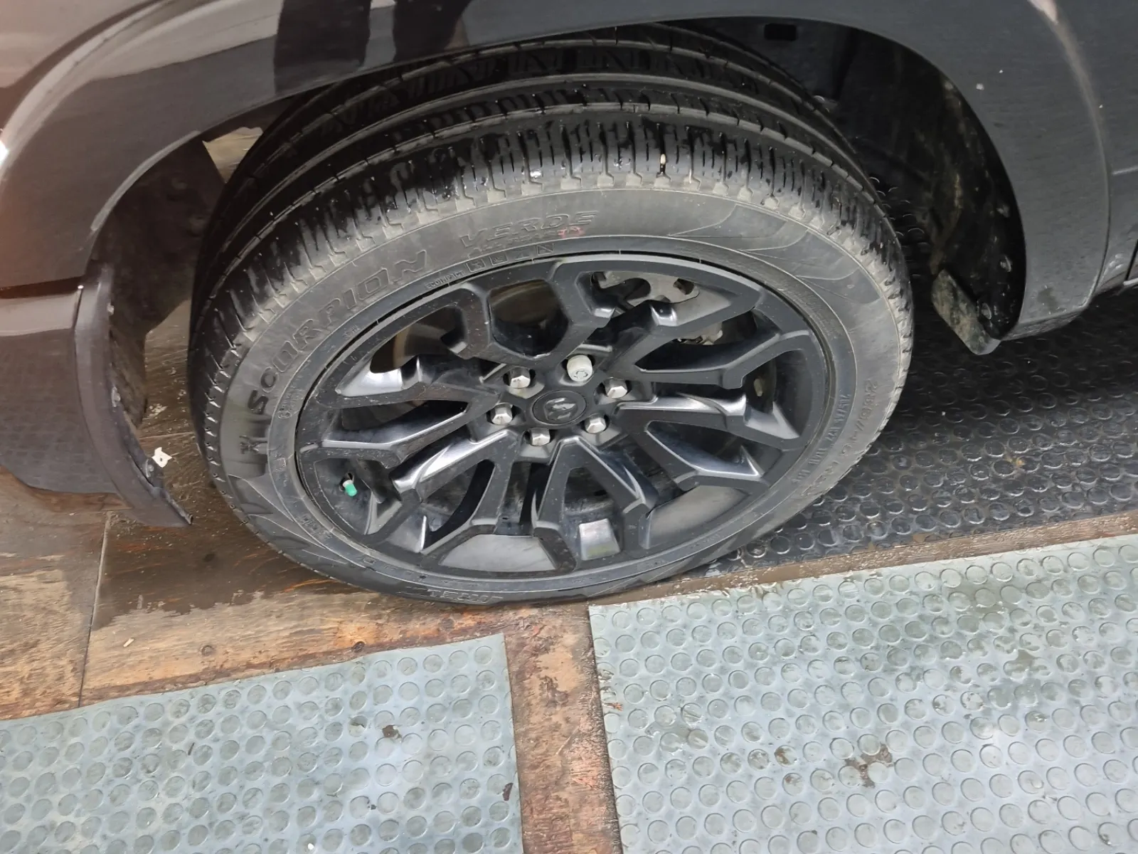 Front driver wheel/tire photo
