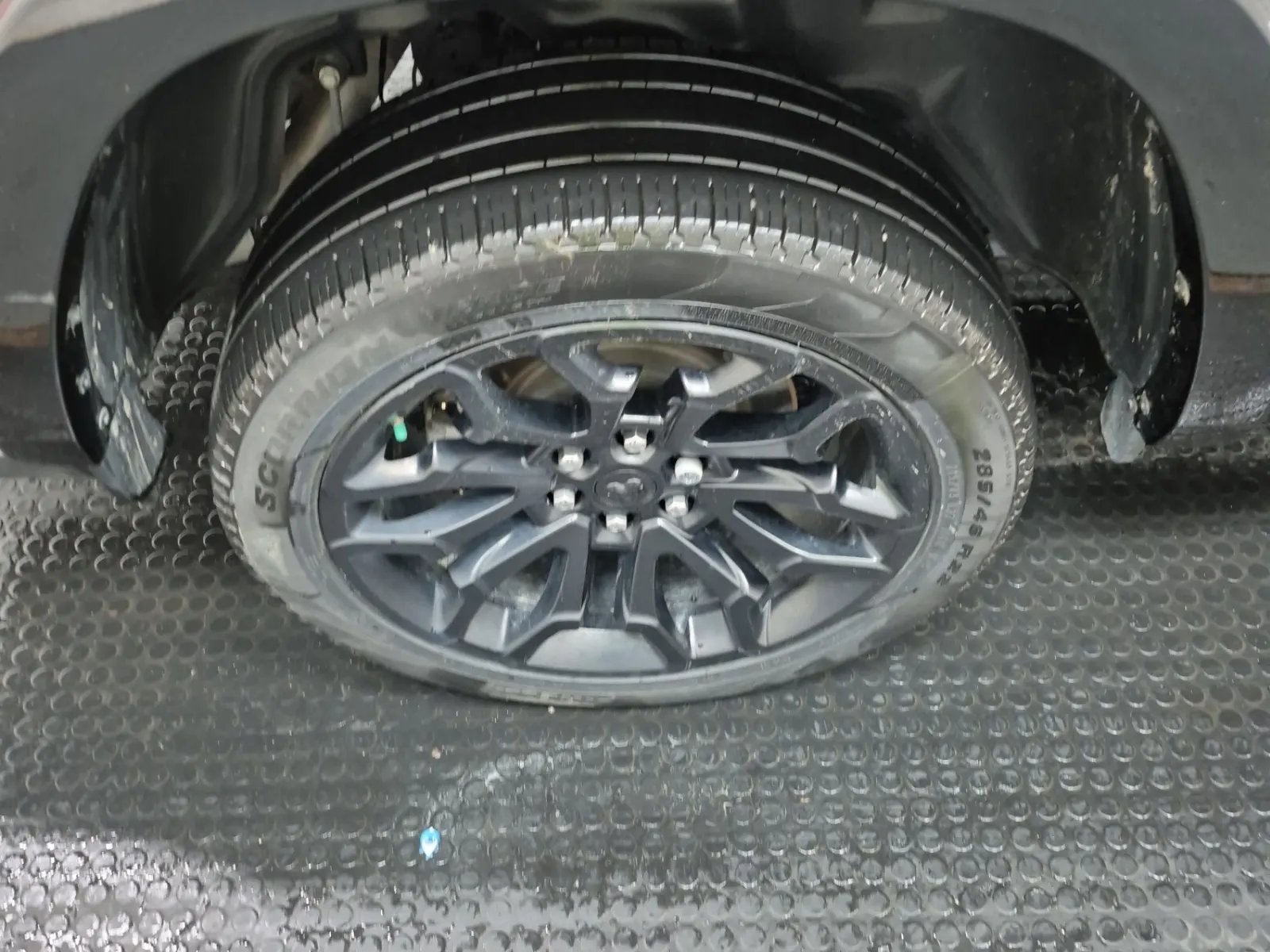 Right Rear Wheel/Tire Photo