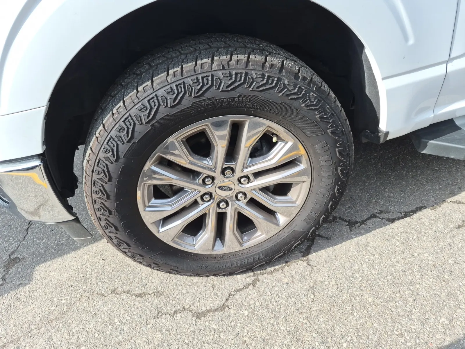 Front driver wheel/tire photo