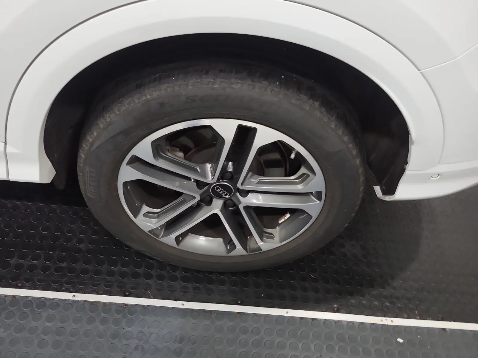 Left Rear Wheel/Tire Photo