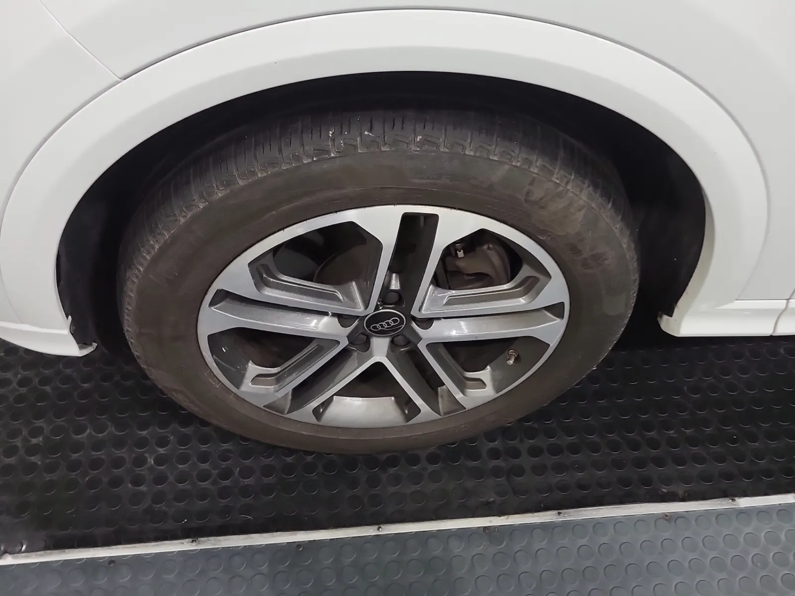 Front driver wheel/tire photo