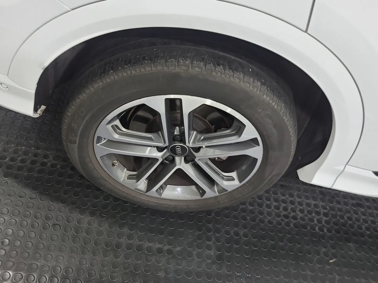 Right Rear Wheel/Tire Photo