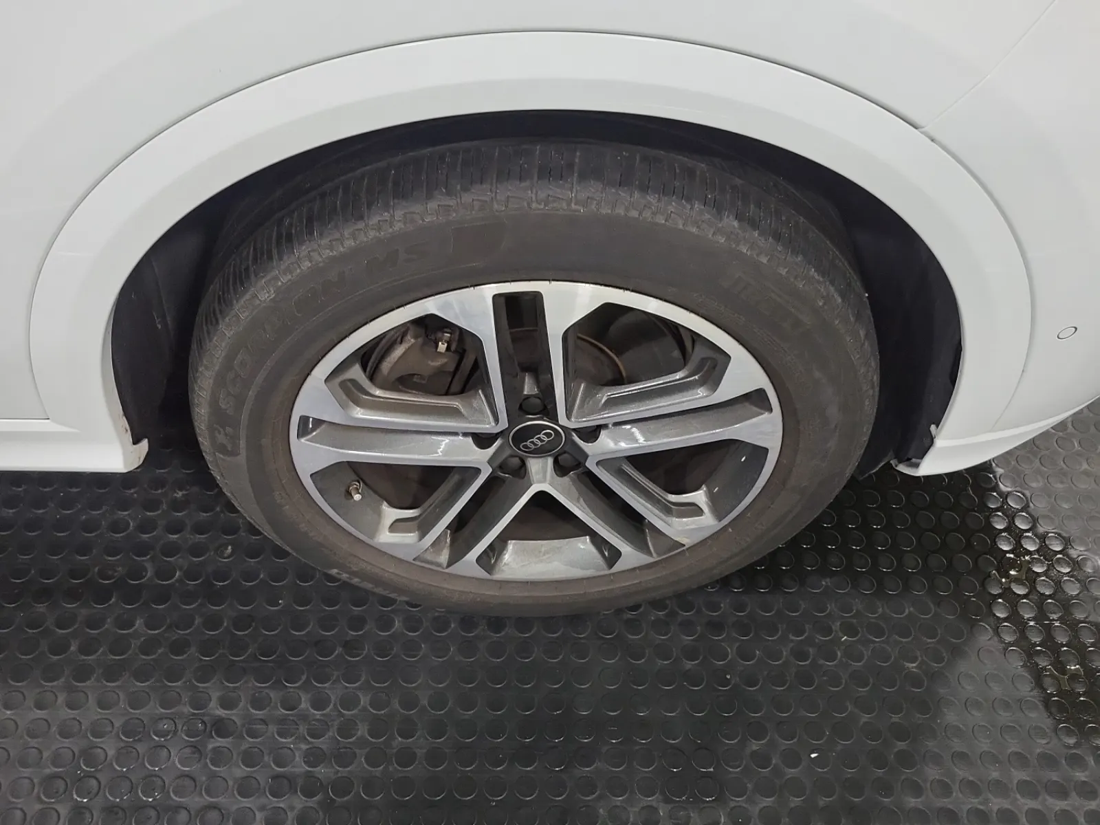 Right Front Wheel/Tire Photo