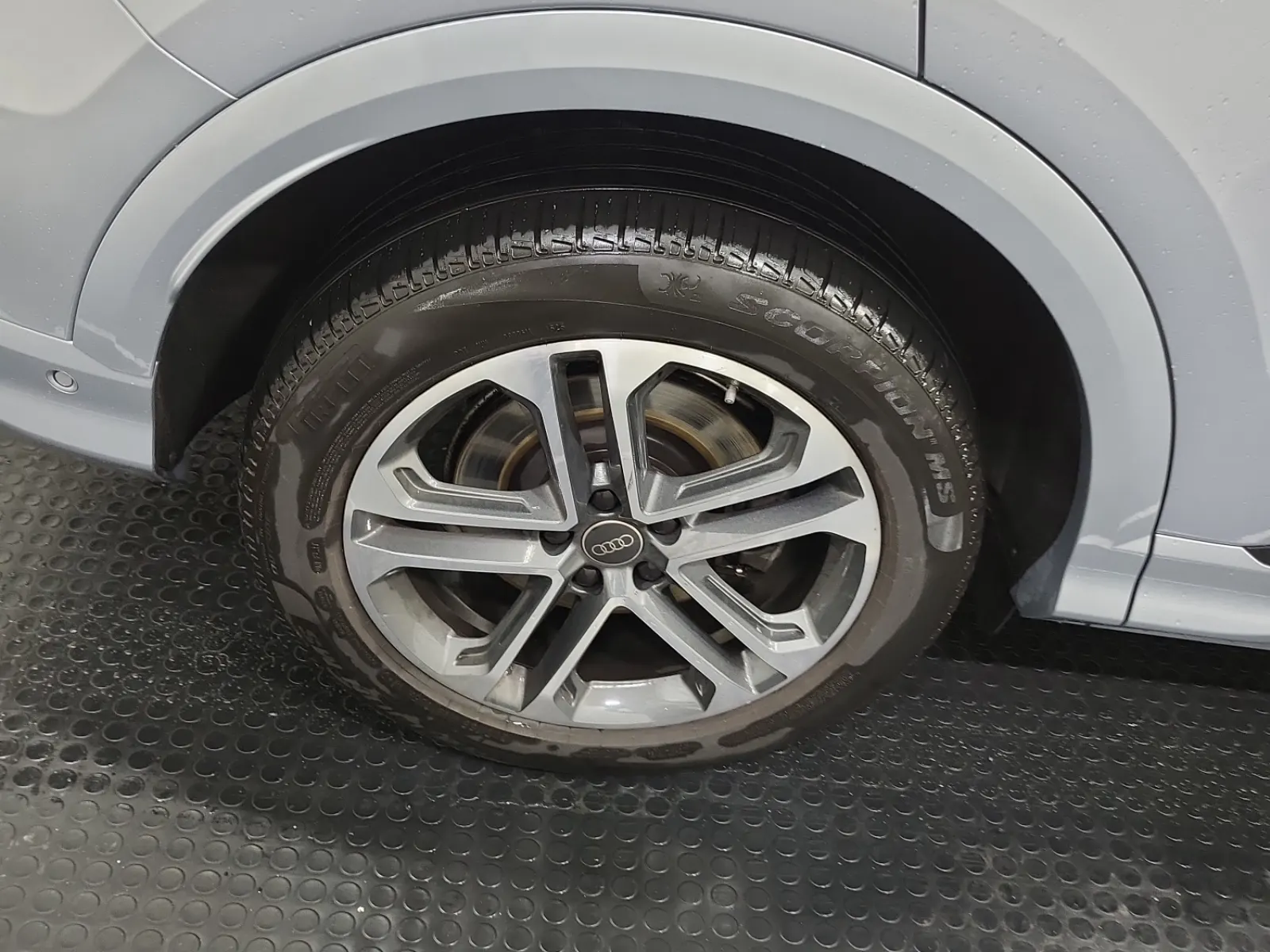 Right Rear Wheel/Tire Photo