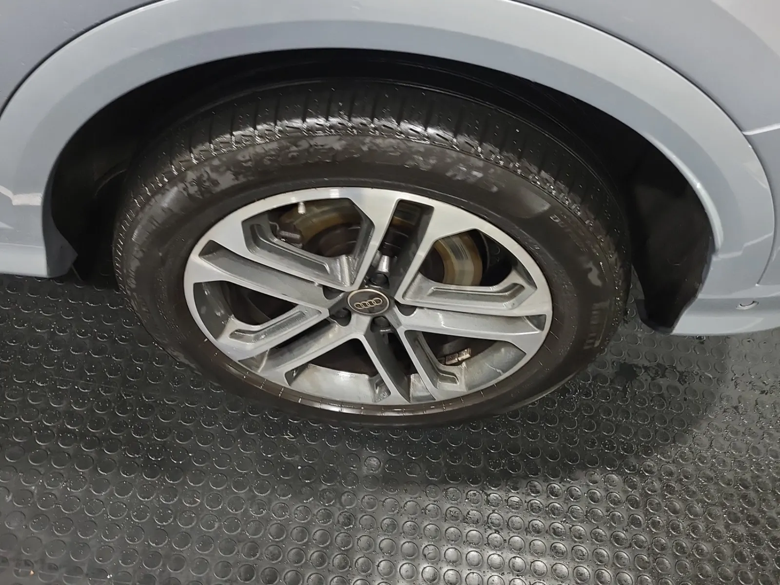 Left Rear Wheel/Tire Photo