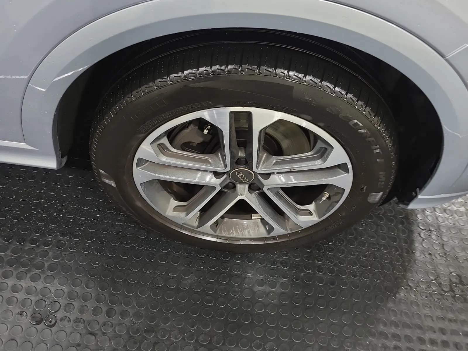 Right Front Wheel/Tire Photo