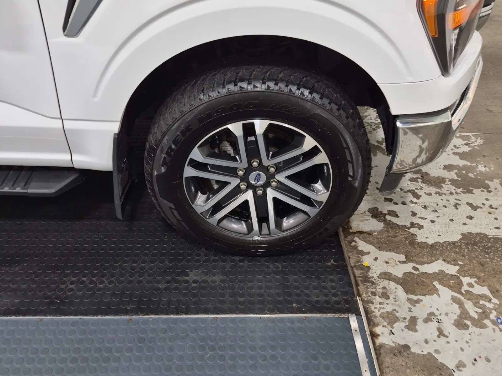 Right Front Wheel/Tire Photo