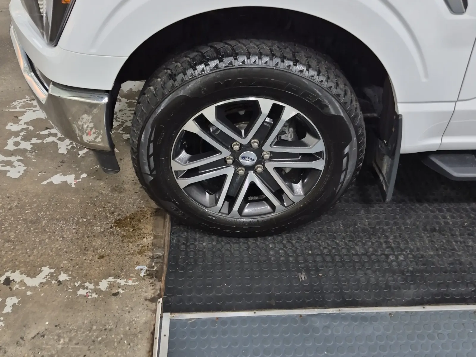 Front driver wheel/tire photo