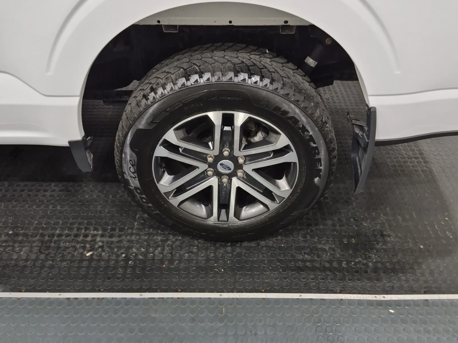 Left Rear Wheel/Tire Photo