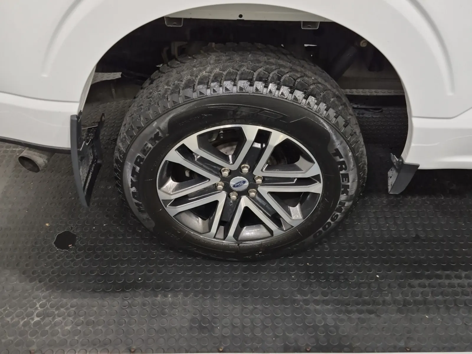 Right Rear Wheel/Tire Photo