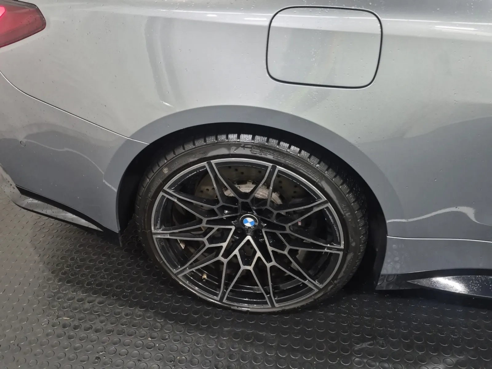 Right Rear Wheel/Tire Photo