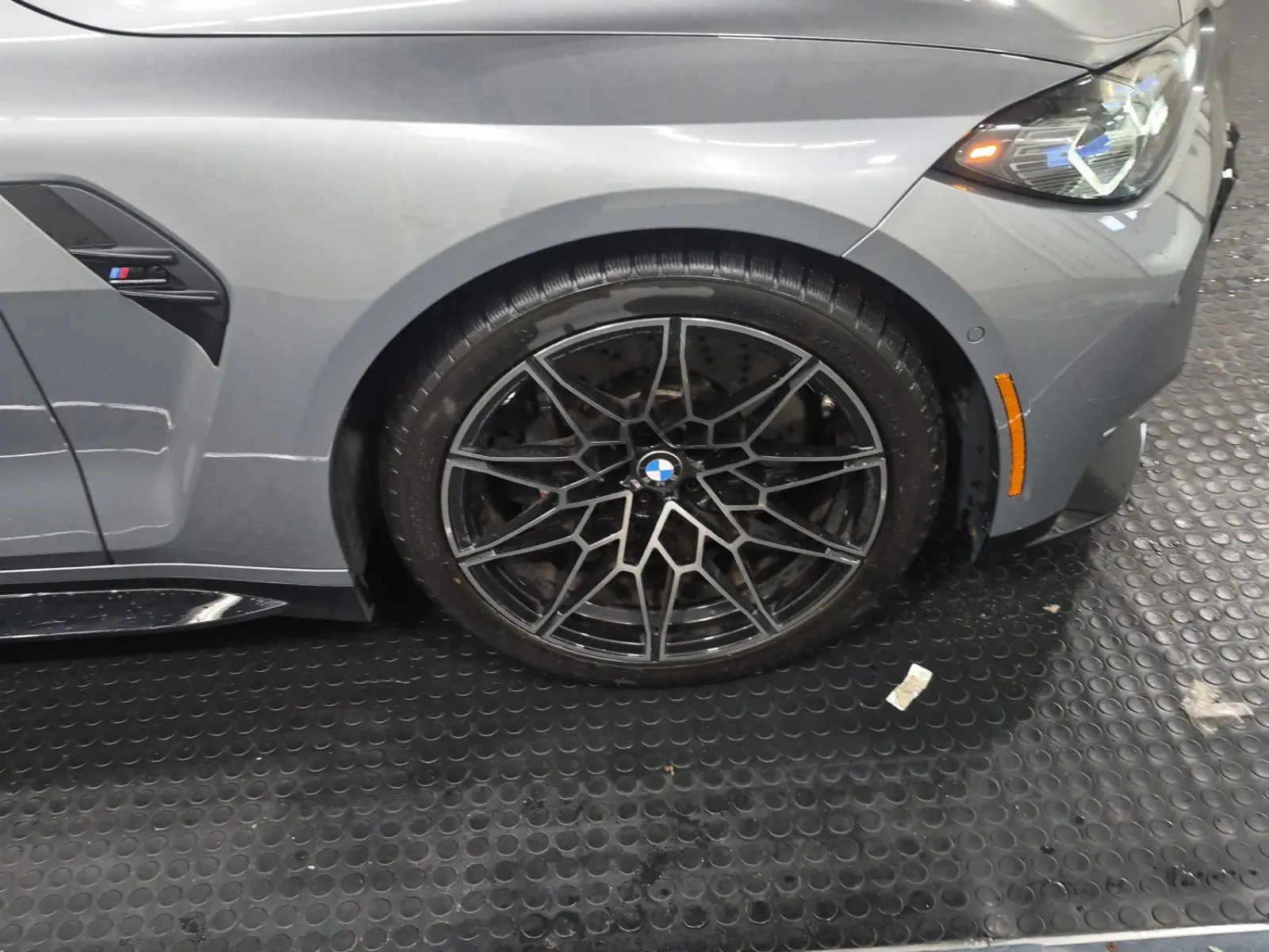 Right Front Wheel/Tire Photo