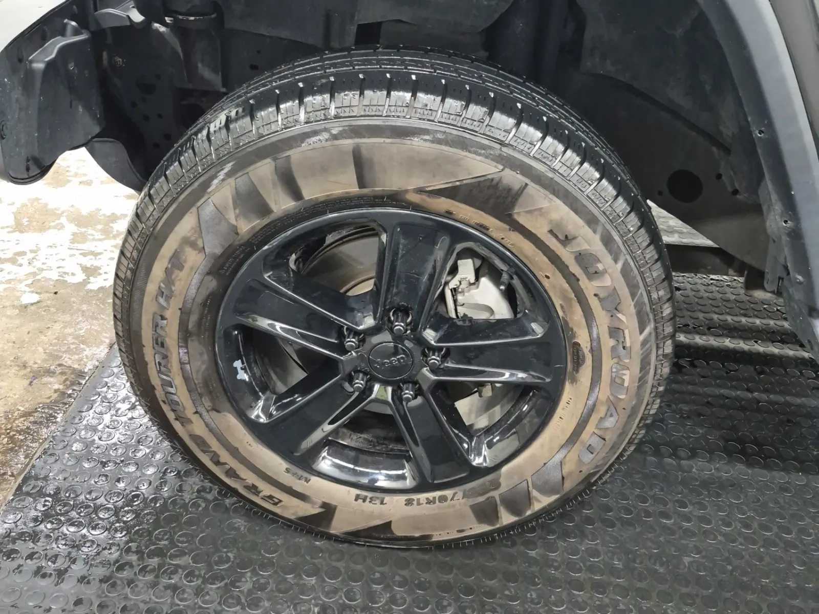 Front driver wheel/tire photo